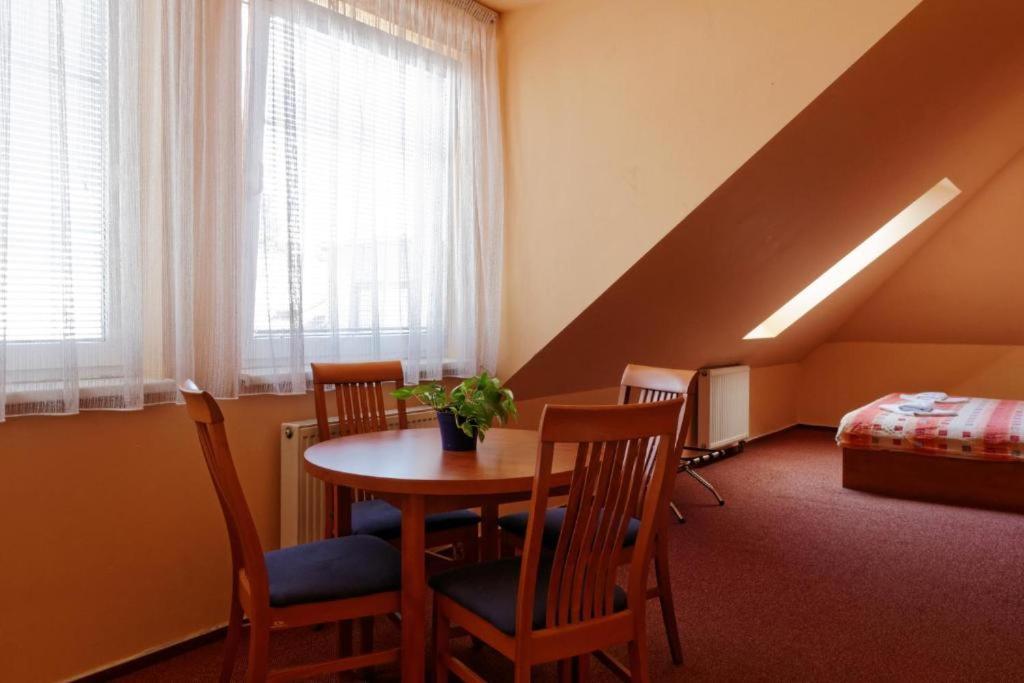 Restaurace A Penzion Garnet Olomouc Luaran gambar